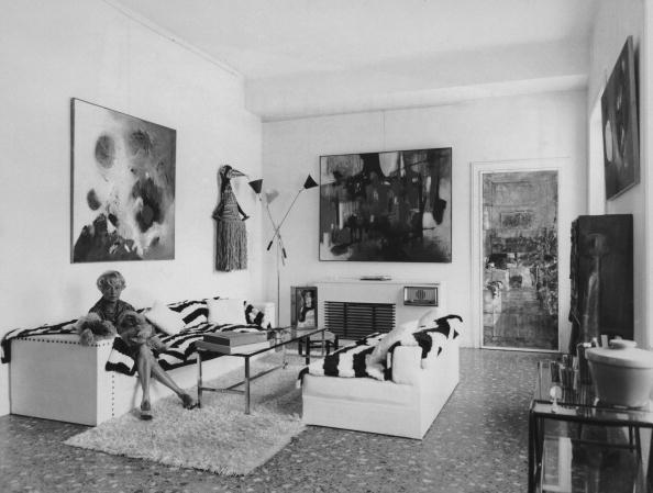 Peggy Guggenheim (1898 - 1979) dans sa maison de Venise avec ses chiens, décembre 1961. [Getty Images - Hulton Archive]