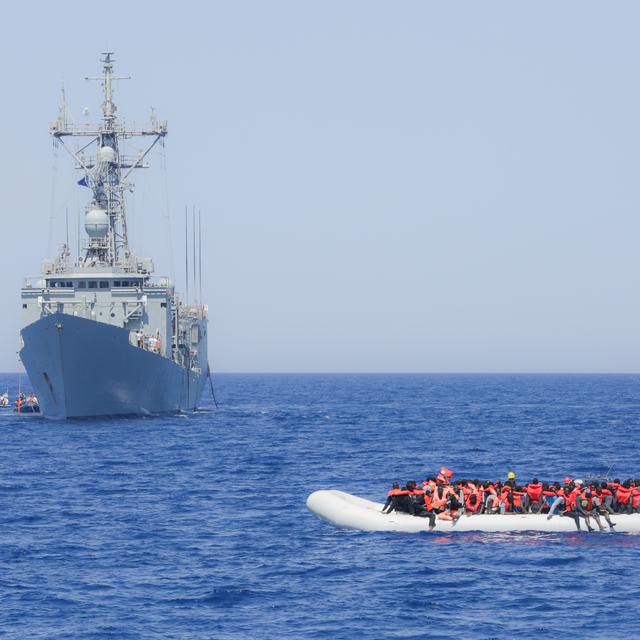 Les opérations de sauvetage de migrants par la marine italienne sont très nombreuses en Méditerranée, comme ici en mai dernier au large de la Libye. [Christian Marquardt]