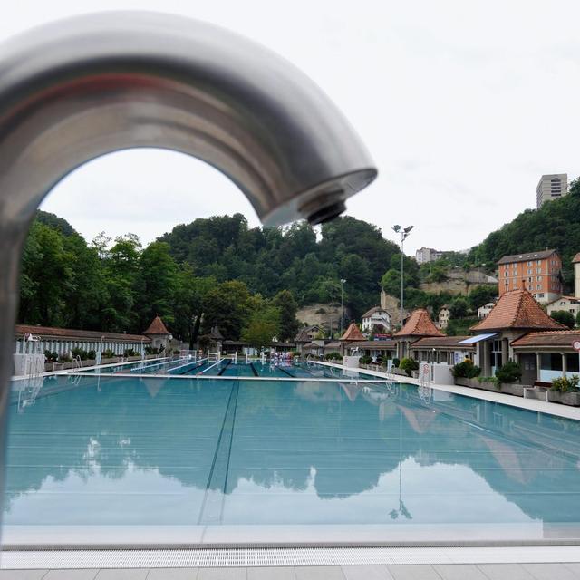 Les projets de piscine sont pléthores à Fribourg (ici La Motta). [Keystone - Lukas Lehmann]