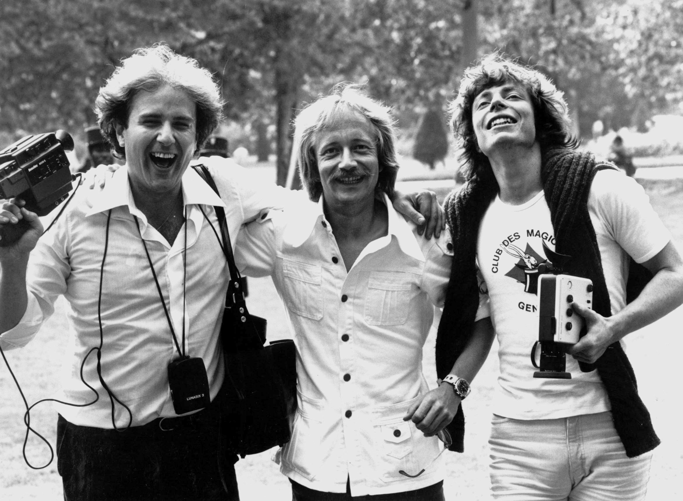 En 1980, lors de l'émission "La course autour du monde", Jacques Huwiler, journaliste et parrain des candidats suisses, entouré de Stanislas Popovic (à gauche) et de Pierre Naftule (à droite) [RTS]