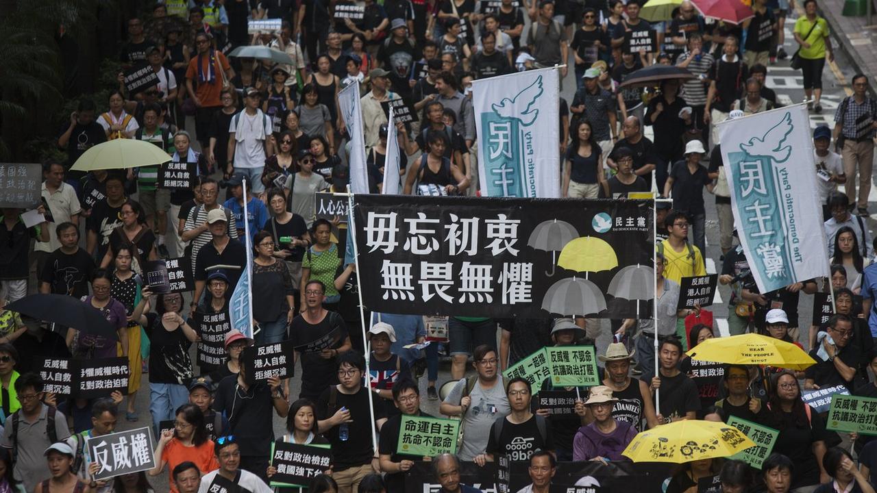 Plusieurs milliers de personnes ont défilé ce dimanche à Hong Kong à l’occasion de la fête nationale chinoise pour manifester contre l’autoritarisme. [Keystone - Alex Hofford - EPA]
