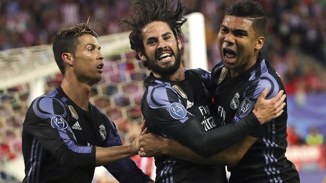 Isco est célébré par Ronaldo et Casemiro. Après ce but, les joueurs du Real savent que la qualification en finale est acquise. [Juanjo Martin]