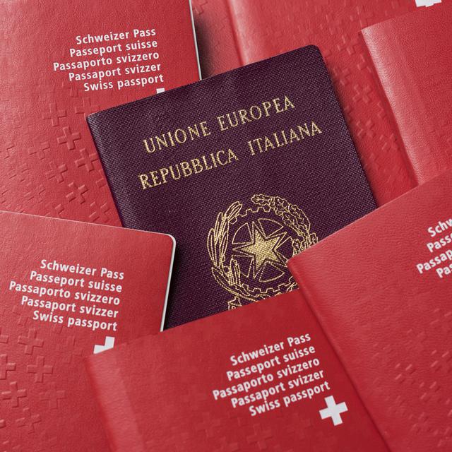 Les binationaux devront-ils choisir leur passeport à l'avenir? [Keystone - Christian Beutler]