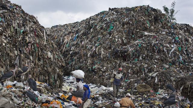 Les décharges du Kenya croulent sont constituées de montagnes de plastique. [AP/Keystone - Ben Curtis]