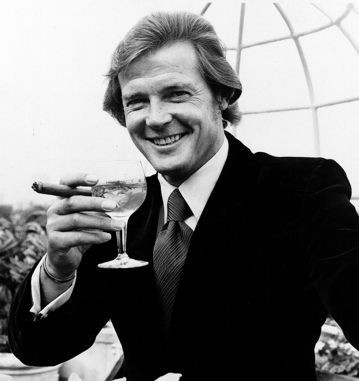L'acteur britannique Roger Moore, ici à Londres en août 1972, apprend qu'il va endosser le rôle de l'agent secret James Bond. [KEYSTONE - AP Photo/File]