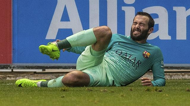 Aleix Vidal  a dû sortir sur civière à la 85e minute du match contre Alaves. [Keystone - Javier Zorrilla]