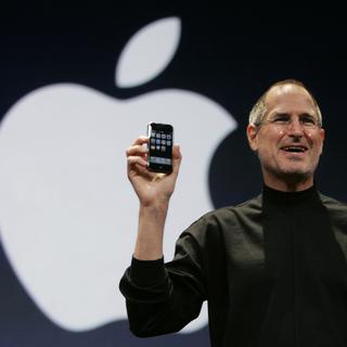 Le patron décédé d'Apple Steve Jobs lors de la présentation du premier iPhone le 9 janvier 2007. [Keystone - AP Photo/Paul Sakuma]
