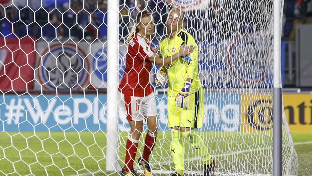 La capitaine Lara Dickenmann vient consoler Gaëlle Thalmann après le but encaissé. [Salvatore Di Nolfi]