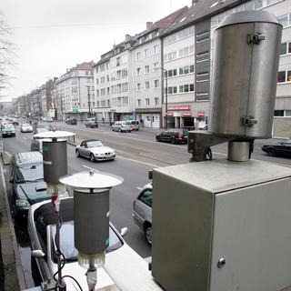 Mesure de la pollution de l'air dans une rue de Düsseldorf. [AP/Keystone - Martin Meissner]