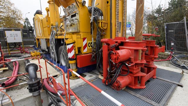 La foreuse installée au sein du chantier de géothermie à Satigny (GE) le jour du début du forage exploratoire. [Keystone - Martial Trezzini]