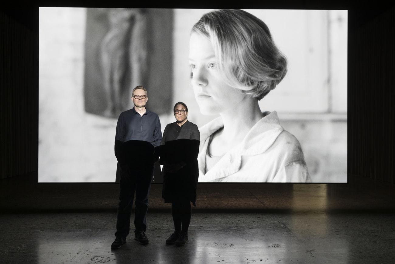 Les artistes Alexander Birchler et Teresa Hubbart devant leur installation "Flora" au Pavillon suisse de la Biennale de Venise. [Keystone - Gaetan Bally]