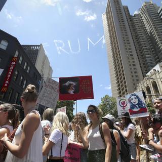 Des femmes manifestent partout dans le monde contre Donald Trump (ici à Sydney, en Australie, le 21 janvier 2017). [AP Photo/Keystone - Rick Rycroft]