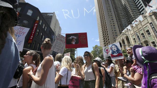 Des femmes manifestent partout dans le monde contre Donald Trump (ici à Sydney, en Australie, le 21 janvier 2017). [AP Photo/Keystone - Rick Rycroft]