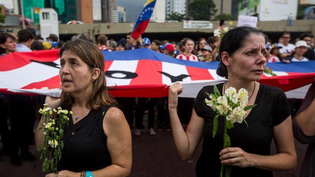 Des Vénézuéliens défilent à Caracas en hommage au jeune homme de 27 ans tué mercredi. [KEYSTONE - MIGUEL GUTIERREZ]