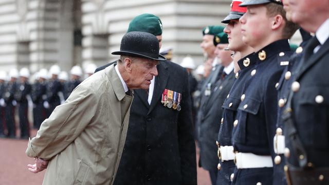 Le duc d'Edimbourg passe en revue des Royal Marines. [AFP - Yui Mok]