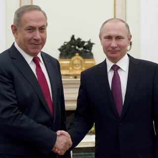 Benjamin Netanyahu et Vladimir Poutine lors d'une rencontre en mars 2017. [AP/Keystone - Pavel Golovkin]