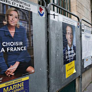 Affiches des deux candidats dans une rue de Paris. [SOOC/AFP - Alexandros Michailidis]