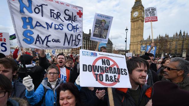 Des milliers de personnes ont défilé à Londres pour défendre le système de santé publique, institution sacrée outre-Manche. [EPA - Andry Rain]