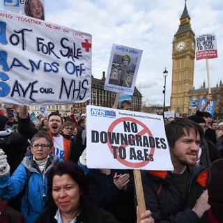 Des milliers de personnes ont défilé à Londres pour défendre le système de santé publique, institution sacrée outre-Manche. [EPA - Andry Rain]