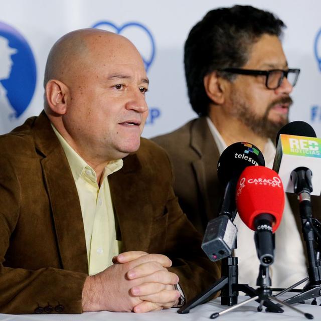 Les anciens commandants des Farc, Julian Gallo Cubillos, alias Carlos Antonio Lozada (à gauche) et Luciano Marin, alias Ivan Marquez (à droite), lors d'une conférence de presse le 24 août 2017. [Keystone - Leonardo Munoz]