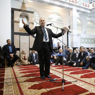 L'imam Mustafa Memeti à l'ouverture de la mosquée albanaise de la Maison des religions à Berne. [Keystone - Peter Klaunzer]