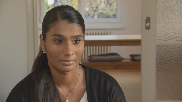 Sarah Ramani Ineichen a aujourd'hui 36 ans. Elle pense avoir été volée à ses parents au Sri-Lanka. [RTS]