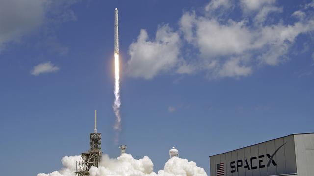 La fusée Falcon 9 a décollé depuis le Kennedy Space Center à Cape Canaveral. [AP Photo/Keystone - John Raoux]