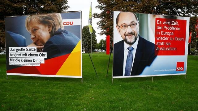 Des affiches électorales d'Angela Merkel et de Martin Schulz. [Reuters - Wolfgang Rattay]