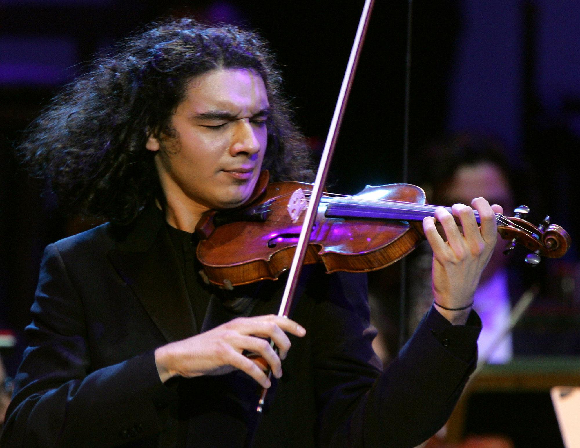 Le violoniste serbe Nemanja Radulovic se produit après avoir été élu "révélation internationale de l'année", le 26 janvier 2005 à Cannes. [AFP - Pascal Guyot]