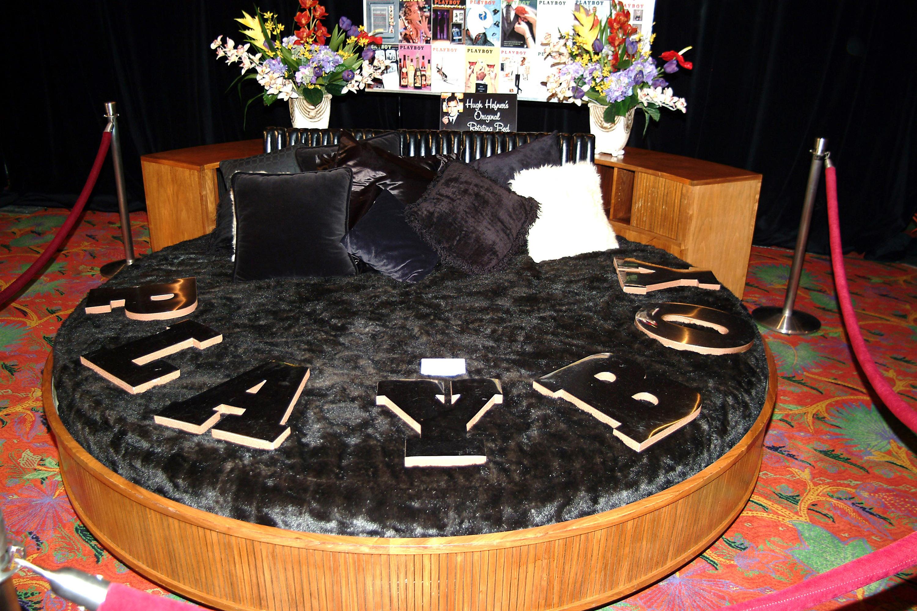 Le fameux lit de Hugh Hefner, ici lors d'une vente aux enchères pour les 50 ans de Playboy. [Getty Images - Bryan Haraway]