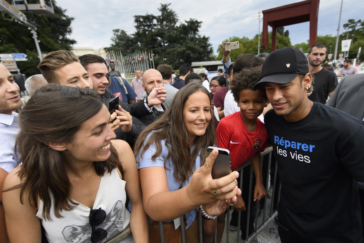 Neymar a pris un bain de foule mardi à Genève. [Keystone - Laurent Gillieron]