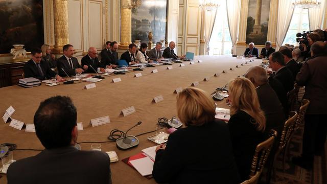 Le président français Emmanuel Macron et des membres de son gouvernement lors d'une rencontre avec des représentants de Nouvelle-Calédonie. [Keystone - Ludovic Marin]