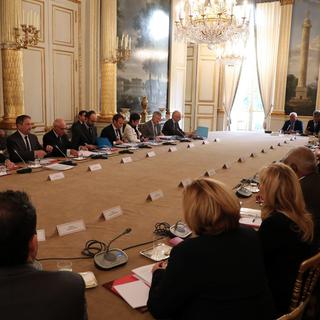 Le président français Emmanuel Macron et des membres de son gouvernement lors d'une rencontre avec des représentants de Nouvelle-Calédonie. [Keystone - Ludovic Marin]