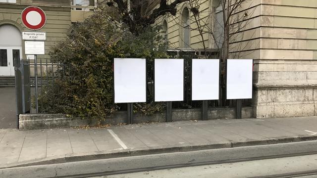 Des panneaux d'affichage blancs dans le quartier de Saint-Gervais. [RTS - Tamara Muncanovic]