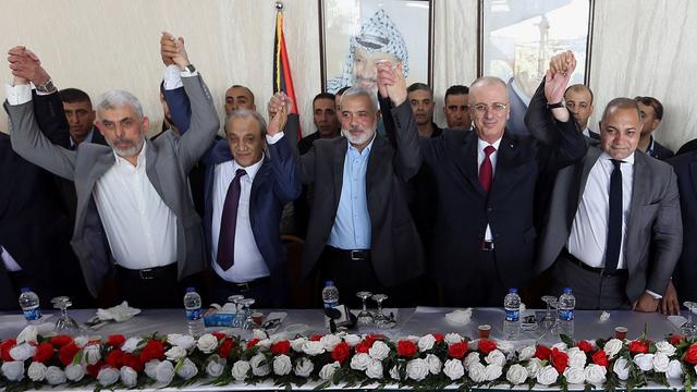 Le Premier ministre palestinien Rami Hamdallah (2e depuis la droite) est en visite à Gaza, une première depuis deux ans. [EPA - Palestinian Prime Minister Office]