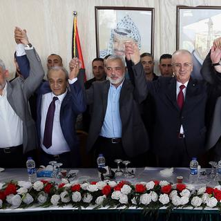 Le Premier ministre palestinien Rami Hamdallah (2e depuis la droite) est en visite à Gaza, une première depuis deux ans. [EPA - Palestinian Prime Minister Office]