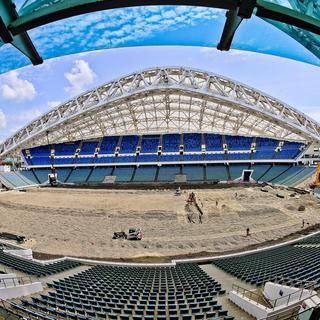 Stade Olympique de Sotchi en reconstruction pour accueillir la coupe du monde de football de 2018. [Keystone - Srdjan Suki]