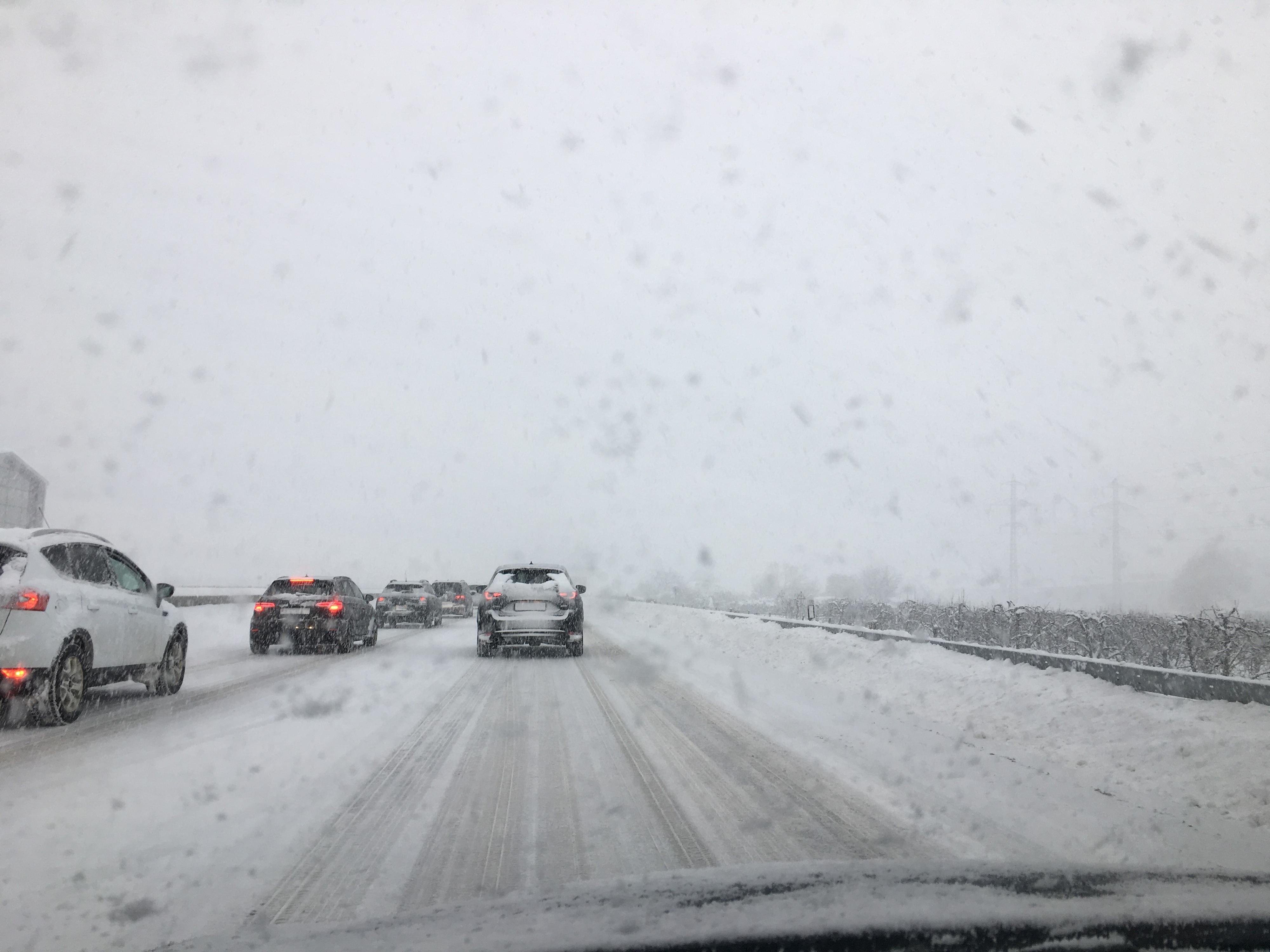 Dans la région de Sion, en début d'après-midi, l'autoroute était totalement enneigée. [DR - Philippe Etter]