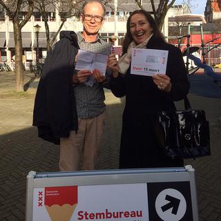 "Amsterdam: A voté!" Meile est professeur d'anglais, Anita est styliste. [RTS - Alain Arnaud]