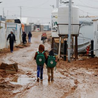 Deux enfants syriens se rendent à l'école dans le camp de réfugiés de al-Zaatari en Jordanie. [Reuters - Muhammad Hamed]
