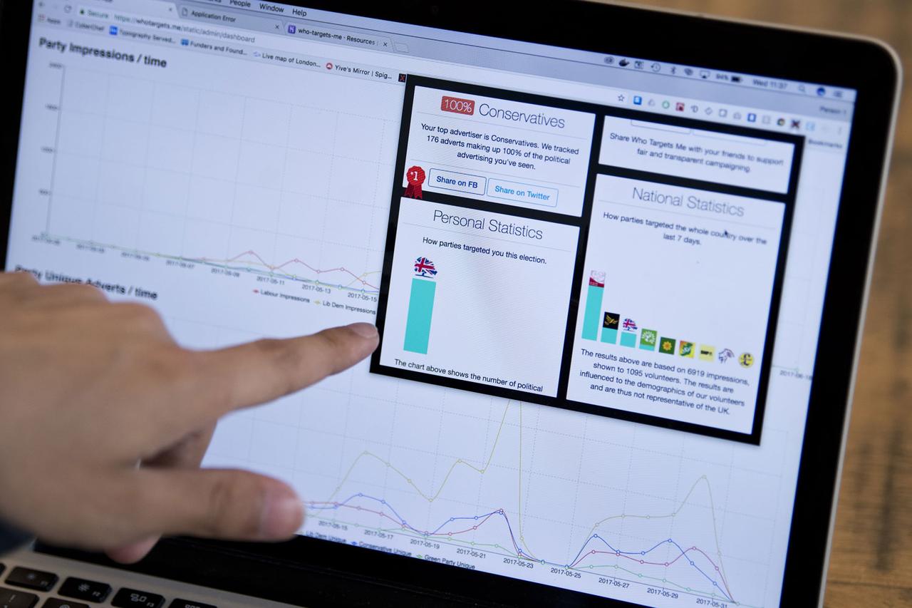"Who Targets Me" analyse comment les partis politiques ciblent les internautes via les publicités Facebook. [AFP - Justin Tallis]