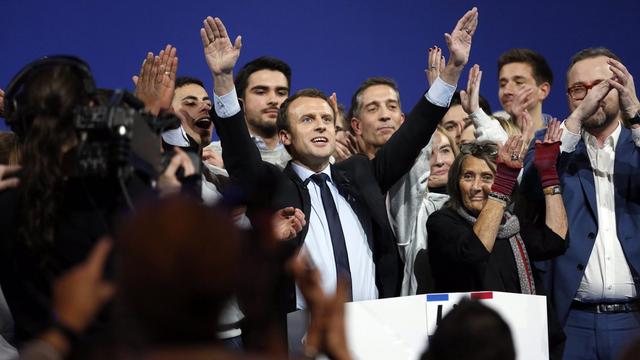 Emmanuel Macron s'est entouré de personnalités de la société civile. [EPA/Keystone - Thibaut Vandermersch]