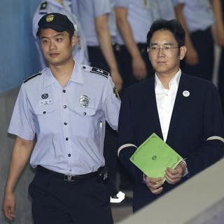 Le ministère public de Séoul a requis une peine de prison de 12 ans à l'encontre de Lee Jae-yong, l'héritier Samsung. [AP/Keystone - Ahn Young-joon]