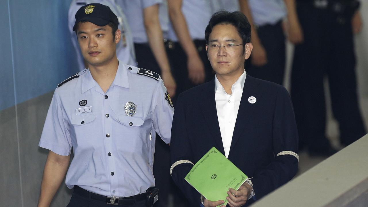 Le ministère public de Séoul a requis une peine de prison de 12 ans à l'encontre de Lee Jae-yong, l'héritier Samsung. [AP/Keystone - Ahn Young-joon]