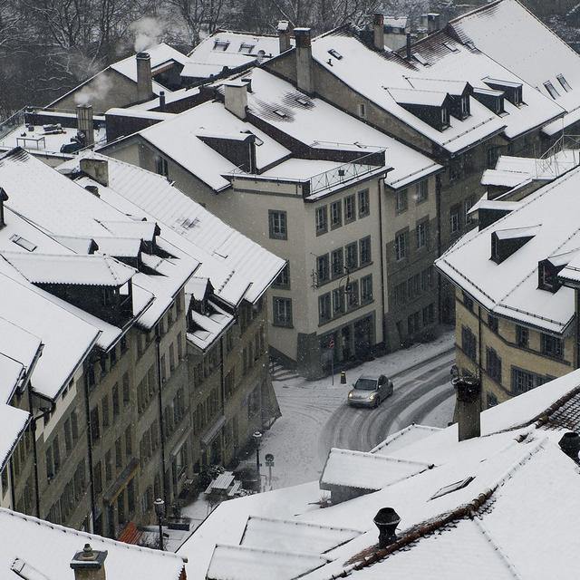 Descendre en Basse-Ville à Fribourg était synonyme de plongée interdite dans de malfamés bas-fonds. [Keystone - Jean-Christophe Bott]