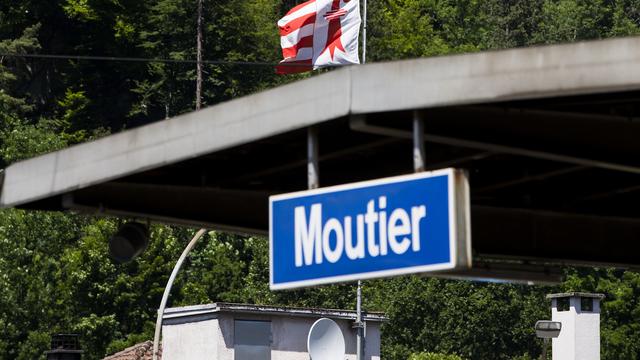 Un drapeau jurassien flotte sur l'Hôtel de la gare de Moutier. [Keystone - Jean-Christophe Bott]