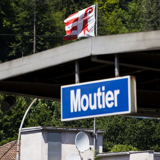 Un drapeau jurassien flotte sur l'Hôtel de la gare de Moutier. [Keystone - Jean-Christophe Bott]