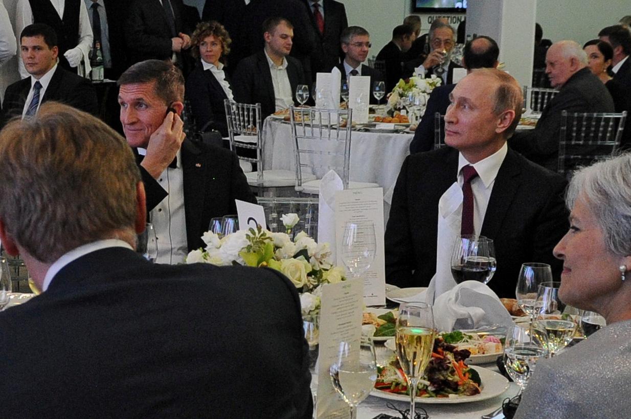 Michael Flynn, conseiller démissionnaire de Donald Trump à la Sécurité nationale, et Vladimir Poutine lors d'un dîner à Moscou en décembre 2015. [Reuters - Sputnik/Mikhail Klimentyev/Kremlin]