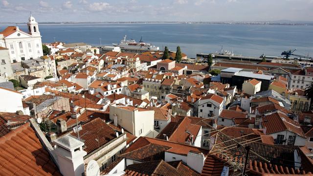 Vue sur le quartier d'Alfama à Lisbonne. [Armando Franca]