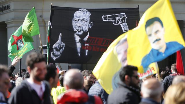 La bannière anti-Erdogan qui a mis le feu aux poudres après la manifestation à Berne. [Peter Klaunzer]